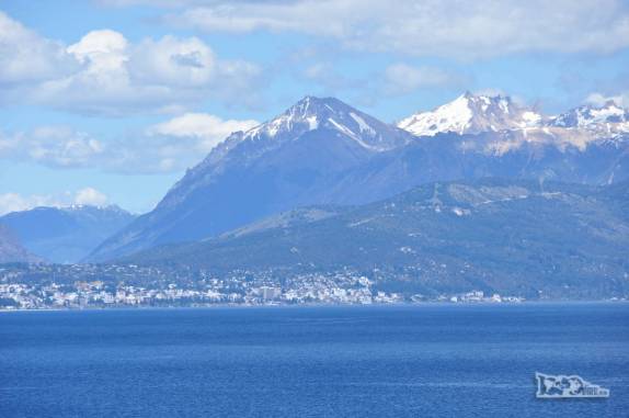 Bariloche, na Argentina, espremida entre as montanhass andinas e o lago Nahuel Huapi